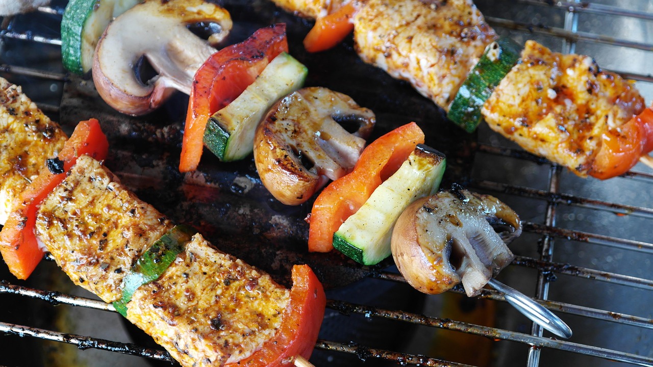 Top Features to Consider When Choosing the Best Charcoal Grill for Your Backyard Barbecues